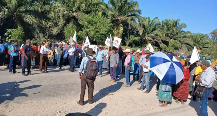 Bloqueos afectan a millares de guatemaltecos; autoridades recomiendan rutas alternas y empresarios piden respeto a la ley