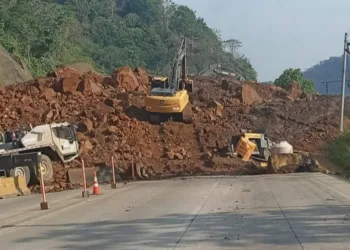 Lluvias provocan nuevo derrumbe en carretera Panamericana en El Salvador y obligan al cierre de la vía