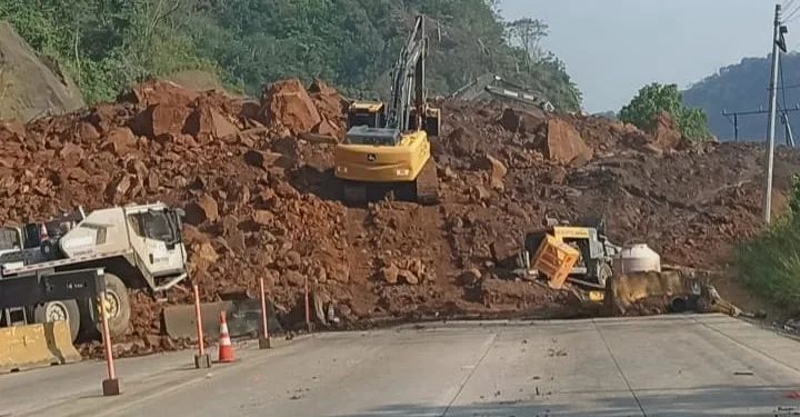 Lluvias provocan nuevo derrumbe en carretera Panamericana en El Salvador y obligan al cierre de la vía
