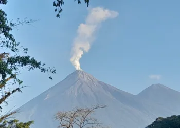 Volcán de Fuego registra explosiones débiles y avalanchas; autoridades advierten riesgo de lahares por lluvias