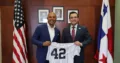 El nuevo embajador de EEUU en Panamá se reúne con el estelar astro del montículo Mariano Rivera