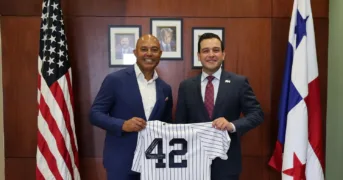 Mariano Rivera y el embajador de Estados Unidos en Panamá, Kevin Marino Cabrera.