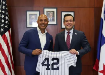 El nuevo embajador de EEUU en Panamá se reúne con el estelar astro del montículo Mariano Rivera