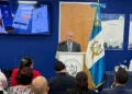 Canciller guatemalteco se reúne con migrantes en Florida y presenta la app “ConsulApp Guate”