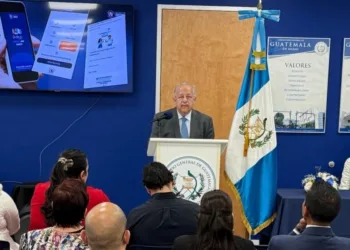 Canciller guatemalteco se reúne con migrantes en Florida y presenta la app “ConsulApp Guate”