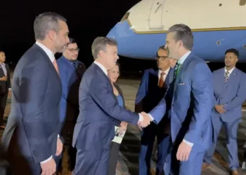 El secretario de Defensa de EEUU, Peter Hegseth, a su arribo a Panamá la noche del lunes.