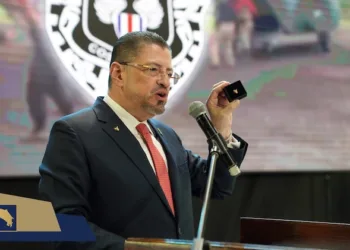 Fiscalía costarricense acusa al presidente Chaves por delito de concusión