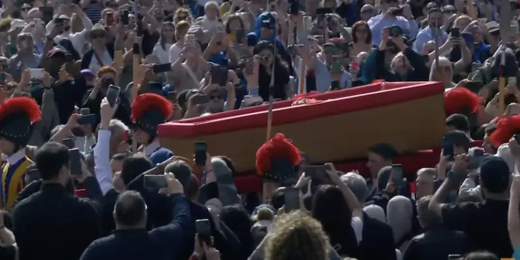 Comienza la transición papal y los preparativos del cónclave con el secreto absoluto como norma