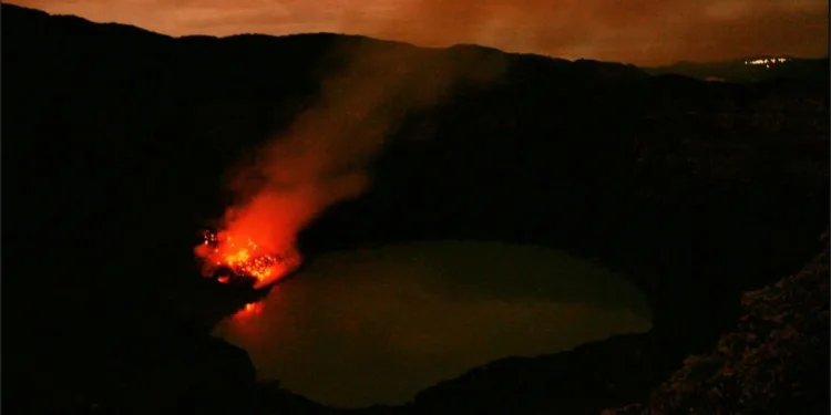 Volcán Poás cumple 29 días en erupción continua con emisión de ceniza y gases