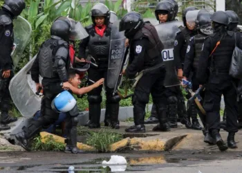 Foto de archivo de policías orteguistas arrestando a manifestantes durante las protestas de 2018.