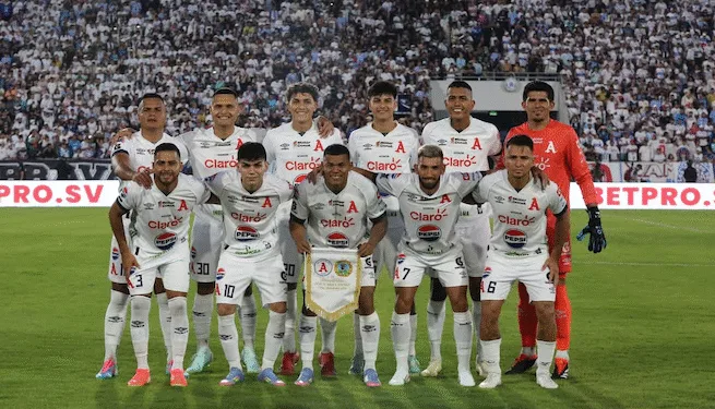 Alianza gana la final del fútbol salvadoreño en emocionante tanda de penales