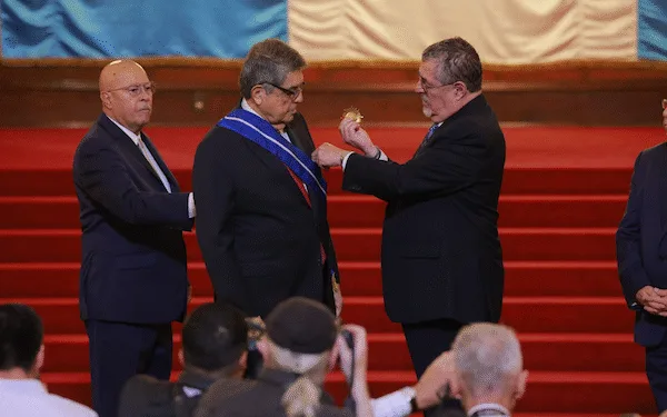 Guatemala condecora a Sergio Ramírez con la Orden de los Cinco Volcanes