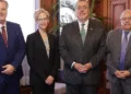 El presidente guatemalteco, Bernardo Arévalo durante su encuentro el lunes con la relatora especial sobre la independencia de magistrados y abogados de las Naciones Unidas, Margaret Satterthwaite.