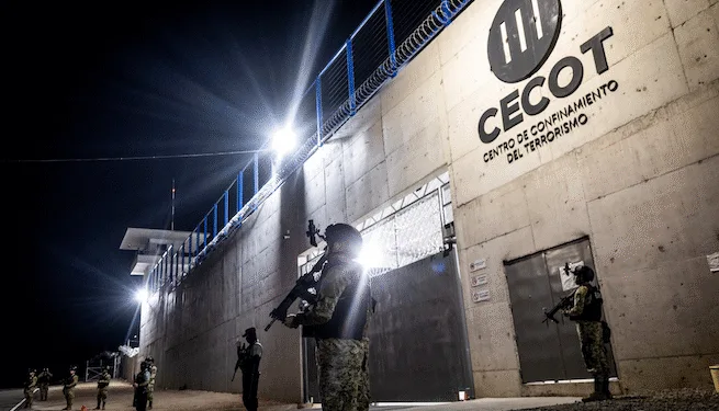 Familias piden a la CIDH liberar a migrantes venezolanos presos en El Salvador