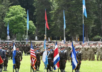 Militares estadounidenses y de Guatemala, El Salvador, Honduras, Dominicana y Costa Rica, durante la inauguración de los ejercicios militares.