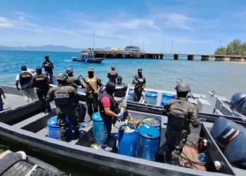 Fuerzas Armadas de Honduras decomisan dos lanchas con armas en el caribe