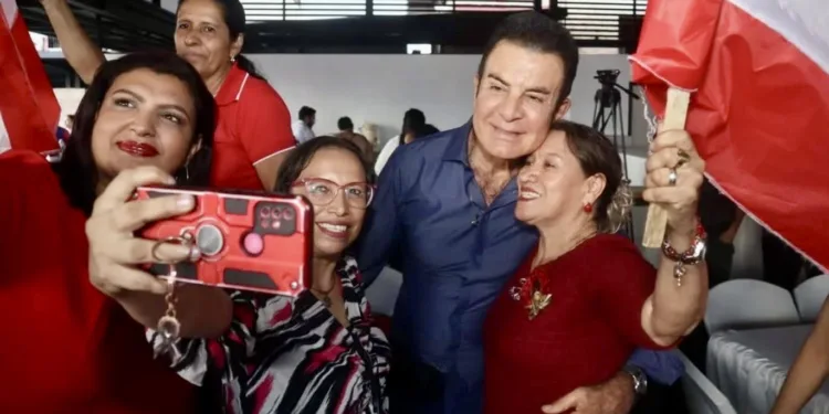 Candidato liberal asegura liderar intención de voto con un 25.6 % para las presidenciales en Honduras