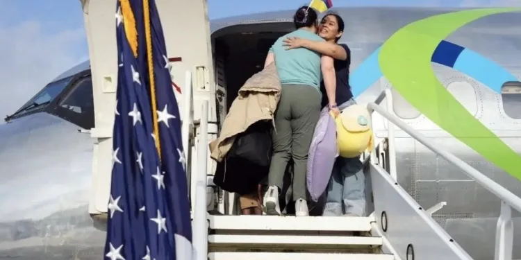 Hondureños retornan en primer vuelo de “autodeportados” impulsado por EEUU