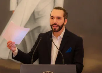 Bukele mantiene 85 % de aprobación, pero baja confianza en rumbo del país