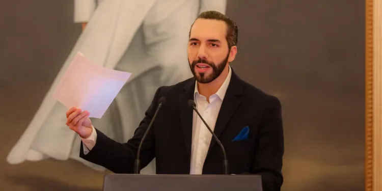 Bukele mantiene 85 % de aprobación, pero baja confianza en rumbo del país