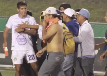 Estalla la frustración crema: hinchas invaden la cancha tras eliminación de Comunicaciones de Guatemala