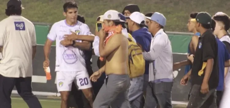 Estalla la frustración crema: hinchas invaden la cancha tras eliminación de Comunicaciones de Guatemala