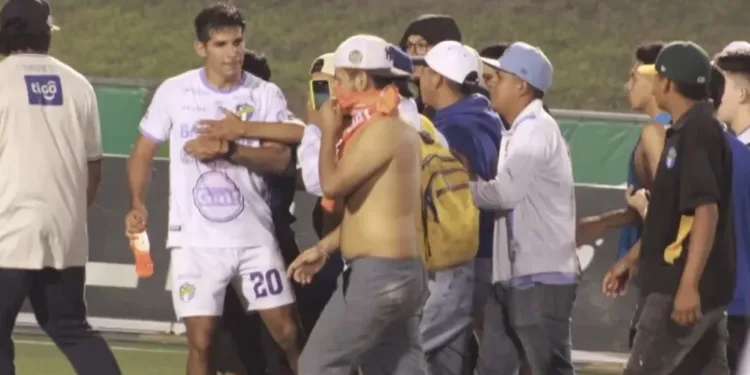 Estalla la frustración crema: hinchas invaden la cancha tras eliminación de Comunicaciones de Guatemala