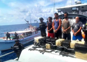 Marina salvadoreña incauta una tonelada de cocaína en altamar y detiene a 4 costarricenses