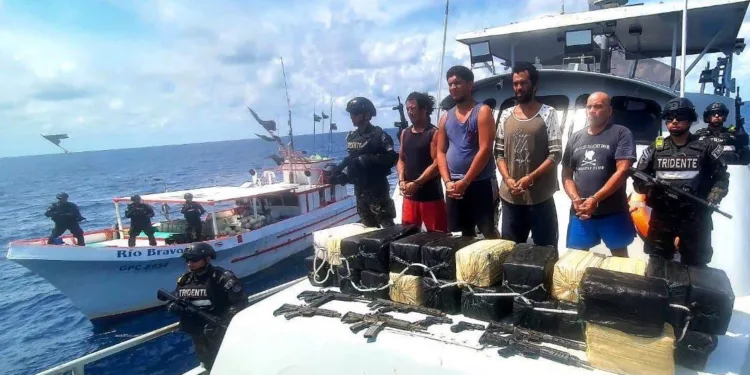 Marina salvadoreña incauta una tonelada de cocaína en altamar y detiene a 4 costarricenses