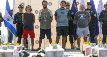 El Salvador presenta tonelada de cocaína incautada en altamar y a los cuatro costarricenses detenidos
