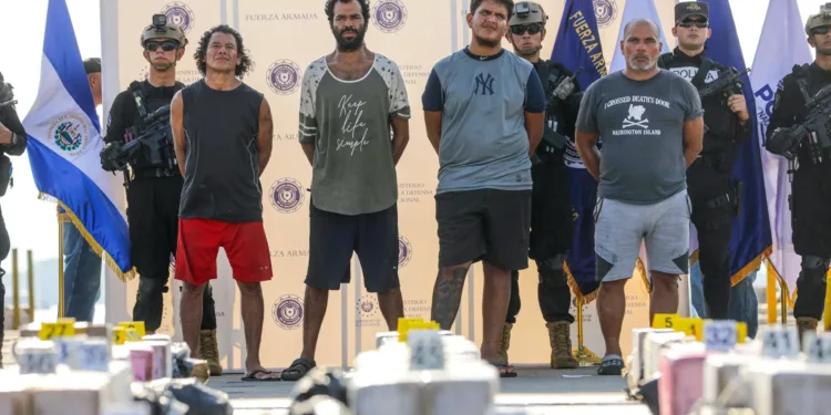 El Salvador presenta tonelada de cocaína incautada en altamar y a los cuatro costarricenses detenidos