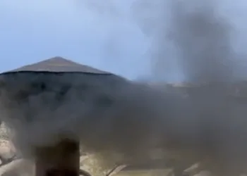 Otra fumata negra en el Vaticano: los cardenales no logran elegir al nuevo papa en el segundo día del cónclave