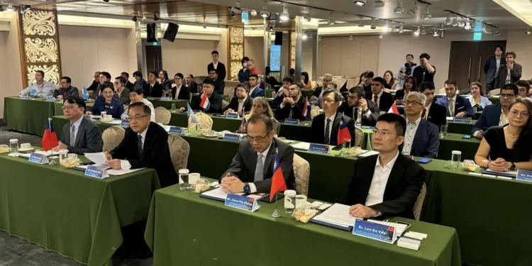 Guatemaltecos inician capacitación en semiconductores en Taiwán como parte de programa de cooperación bilateral