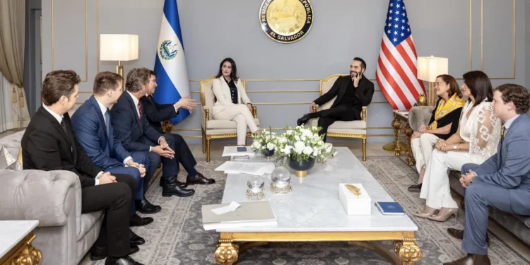 Congresistas de EEUU y asesor de Trump visitan la megacárcel y se reúnen con Nayib Bukele