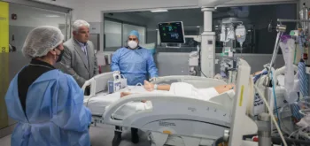 Presidente Mulino visita a niña herida durante protestas en Panamá