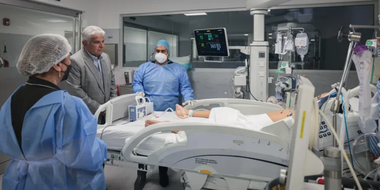 Presidente Mulino visita a niña herida durante protestas en Panamá