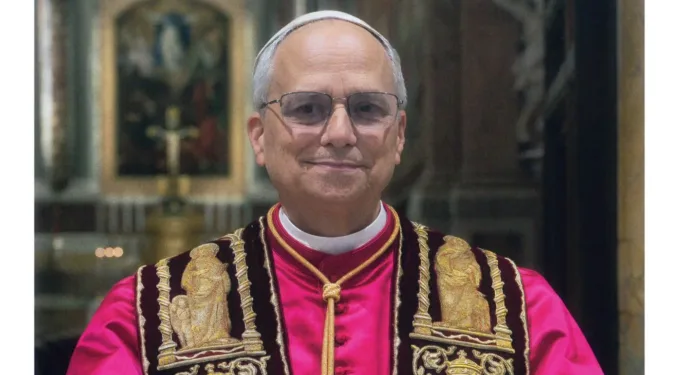 Vaticano presenta imagen oficial y escudo del Papa León XIV