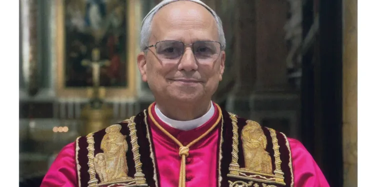 Vaticano presenta imagen oficial y escudo del Papa León XIV