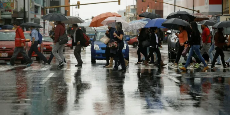 Autoridades costarricenses alertan ante llegada de la primera onda tropical del año e instan a la población a prepararse
