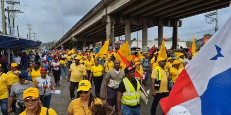 Docentes en huelga indefinida en Panamá no recibirán salario, advierte el Gobierno