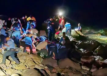 Familiares de víctimas del accidente aéreo en Roatán exigen justicia y recuperación de la aeronave