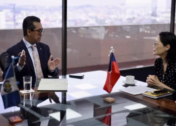Jonathan Menkos, ministro de Finanzas de Guatemala, y Vivia Chang, embajadora de Taiwán, durante la reunión en la que conversaron sobre proyectos de cooperación.
