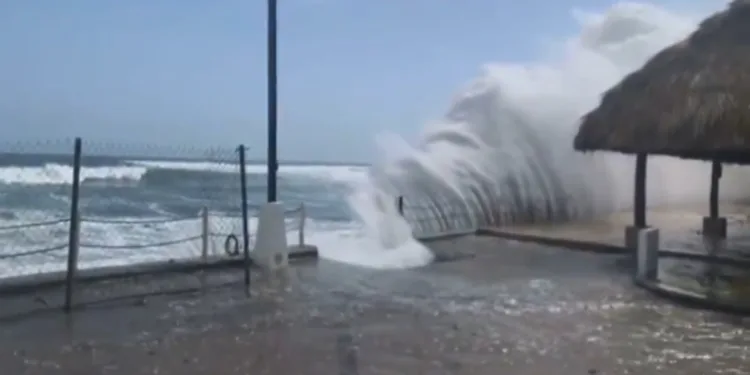 Centroamérica en alerta por fuertes oleajes y lluvias aisladas este fin de semana