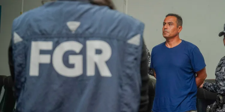 Exdiplomático peruano es extraditado a El Salvador por intento de feminicidio