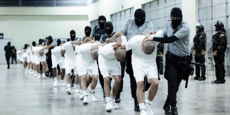 Corte Suprema de EEUU rechaza apelación de gobierno de Trump y frena extradición exprés de venezolanos a cárceles extranjeras