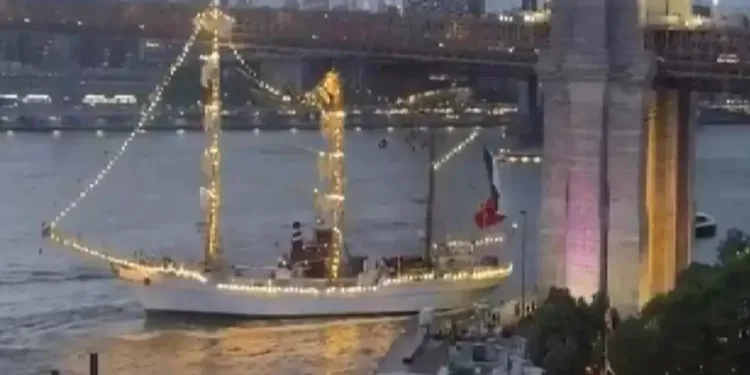 Al menos 35 heridos tras choque del buque Cuauhtémoc contra el Puente de Brooklyn; continúan labores de rescate