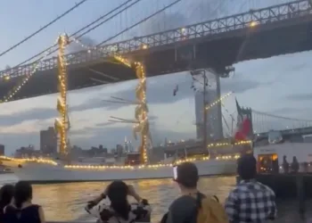 Momento en que el Buque Escuela Cuauhtémoc, de la Marina de México, se estrella contra el puente de Brooklyn, en Nueva York.