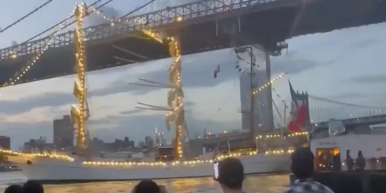 Falla mecánica de buque mexicano habría provocado el accidente que dejó dos muertos en Nueva York