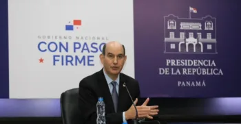 Ministro de Economía de Panamá advierte que derogar reforma Seguro Social pondría en riesgo pensiones y empleos