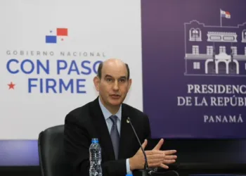 Ministro de Economía de Panamá advierte que derogar reforma Seguro Social pondría en riesgo pensiones y empleos